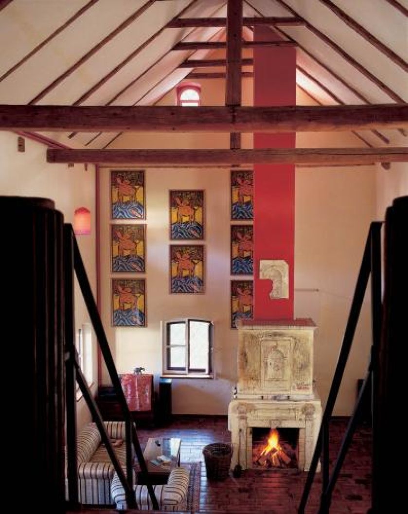 Z antresoli jest imponujący widok na odrestaurowany kominek i graficzne puzzle na ścianie.
