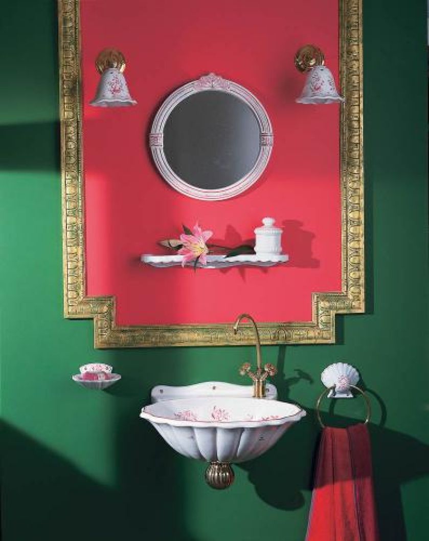 Zamiast płytek do dekoracji ściany posłużyła stara rama i soczyste kolory farb. Aranżacja firmy STEPIM.