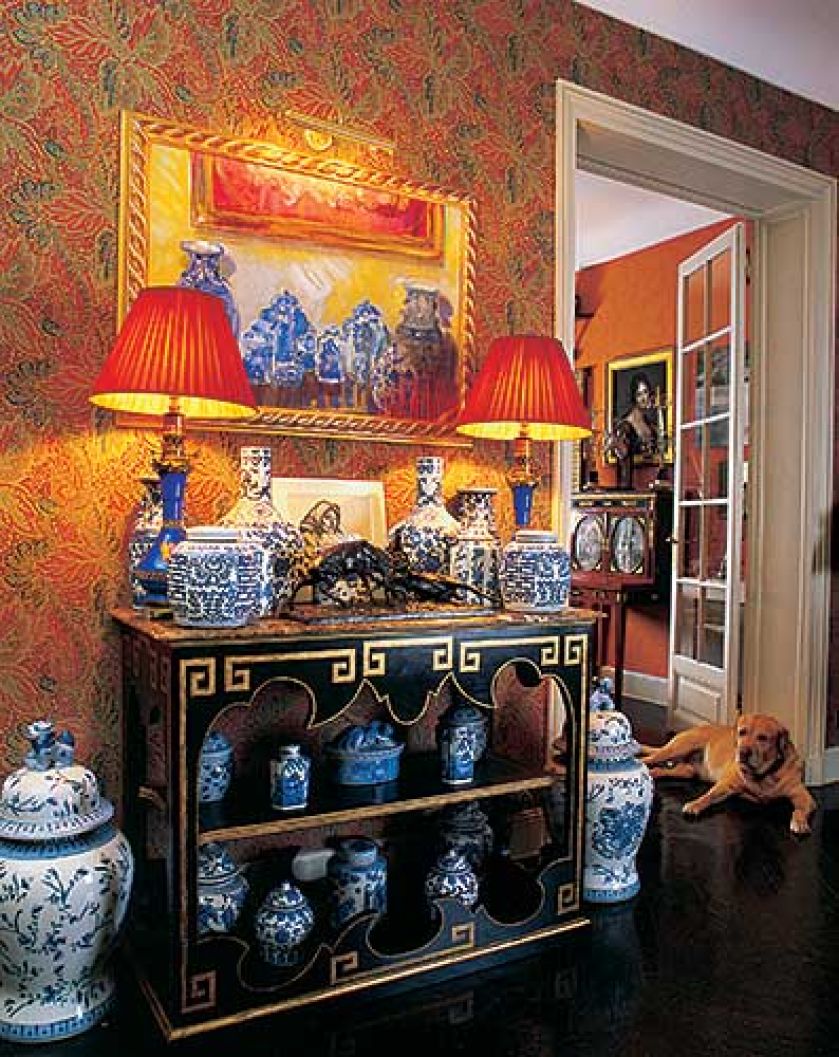 Zbior chińskich waz bielą i błękitem przełamuje cieple kolory apartamentu.