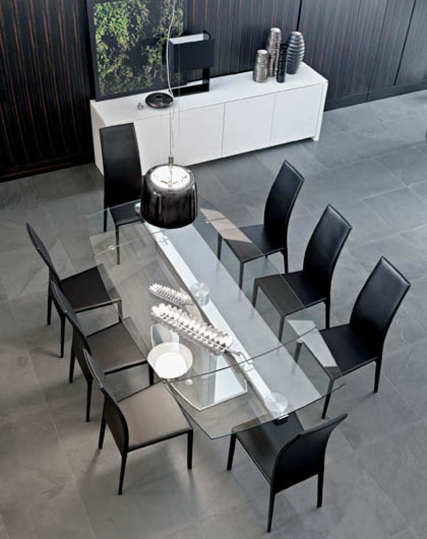 Cosmic ze 140 cm rozrośnie się do 230 cm (od ok. 13 0 zł). Skórzane krzesło Charme (do wyboru