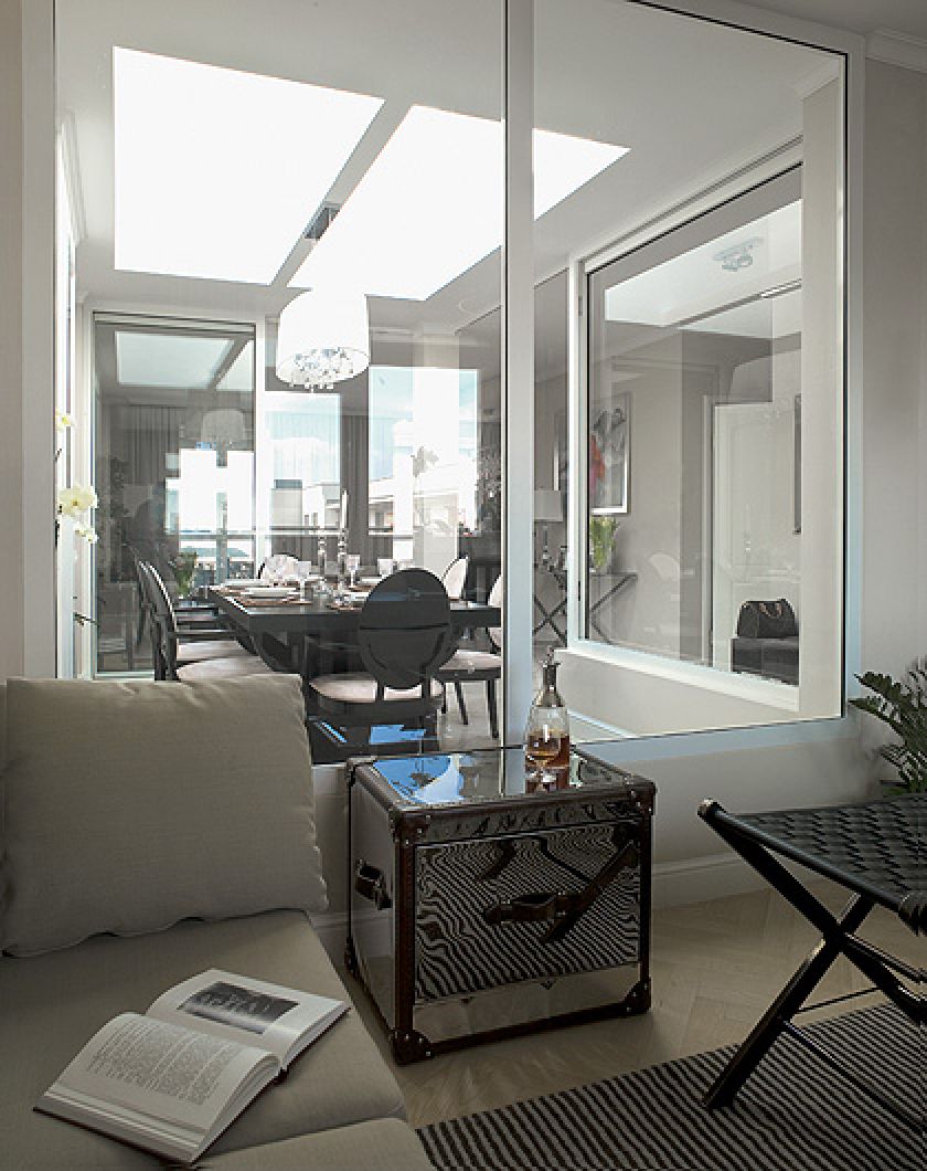 Dizajnerski, lustrzany kufer zamiast stolika kawowego.