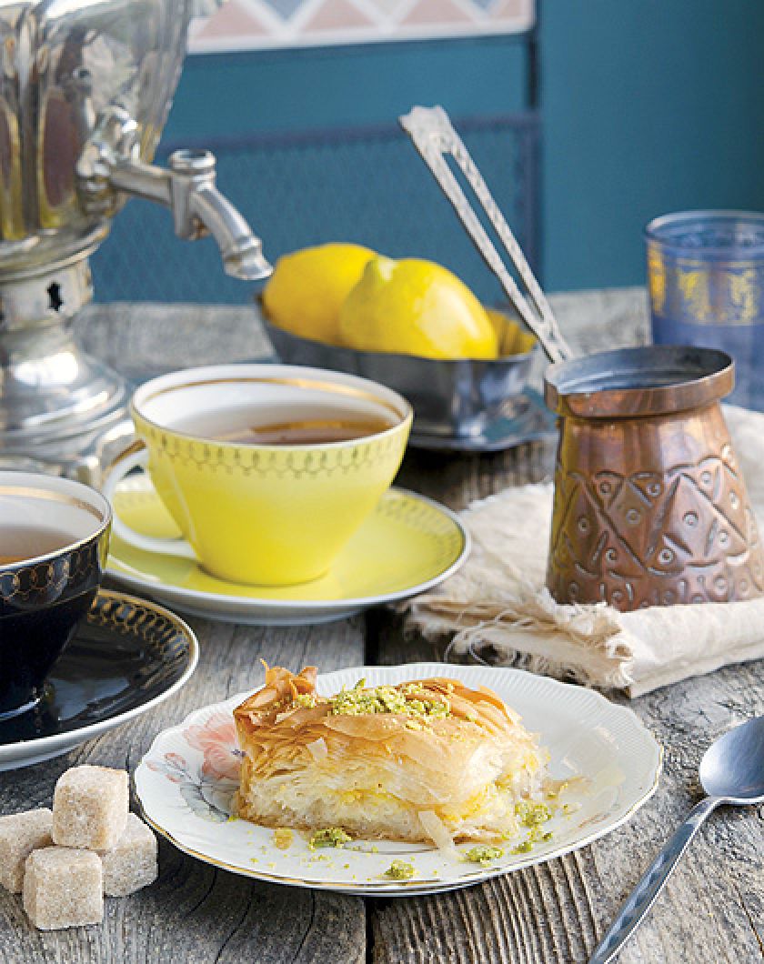 Jak przygotować herbatę brytyjską, chińską i arabską. Każda rozgrzeje w jesienne dni.