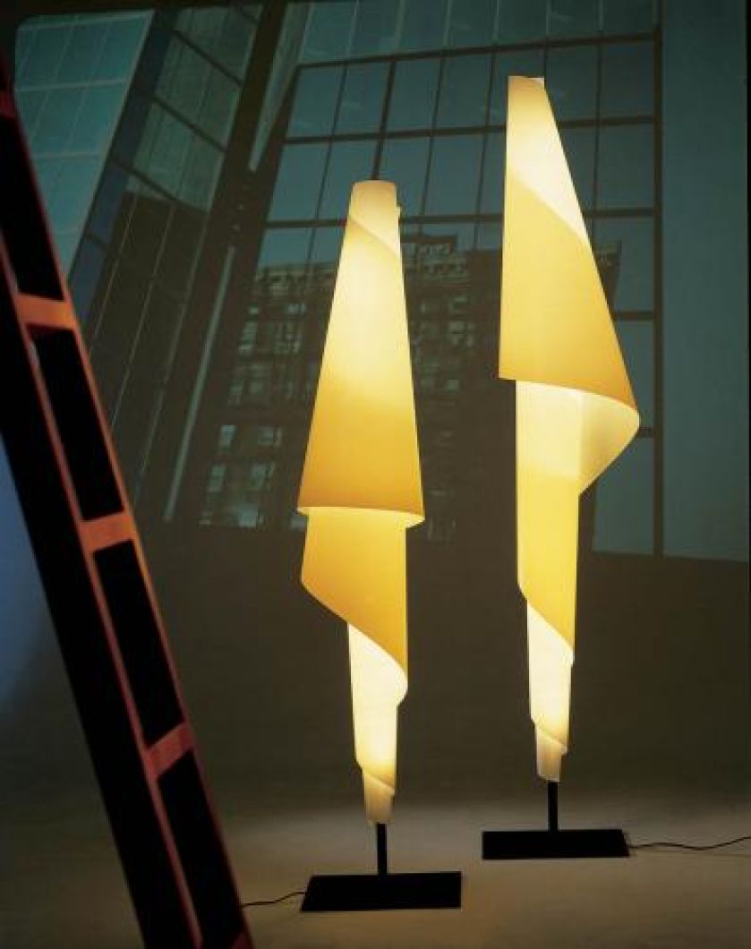 Jak rzeźba. W dodatku z oryginalnego materiału – klosz lampy Alta Costura (kolekcja Metalarte) zrobiono z folii PCV. Cena