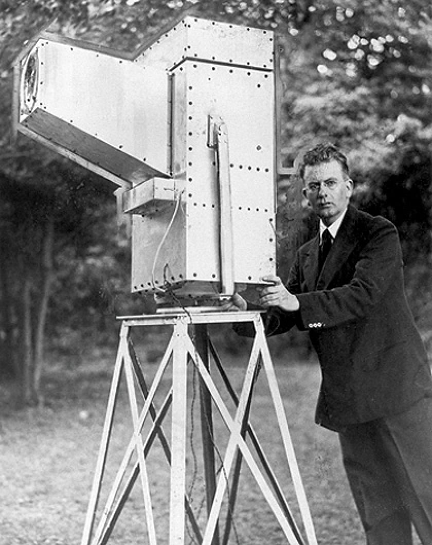John Logie Baird (1888-1946), telewizyjny pionier ze swoim wynalazkiem – kamerą Noctovisor