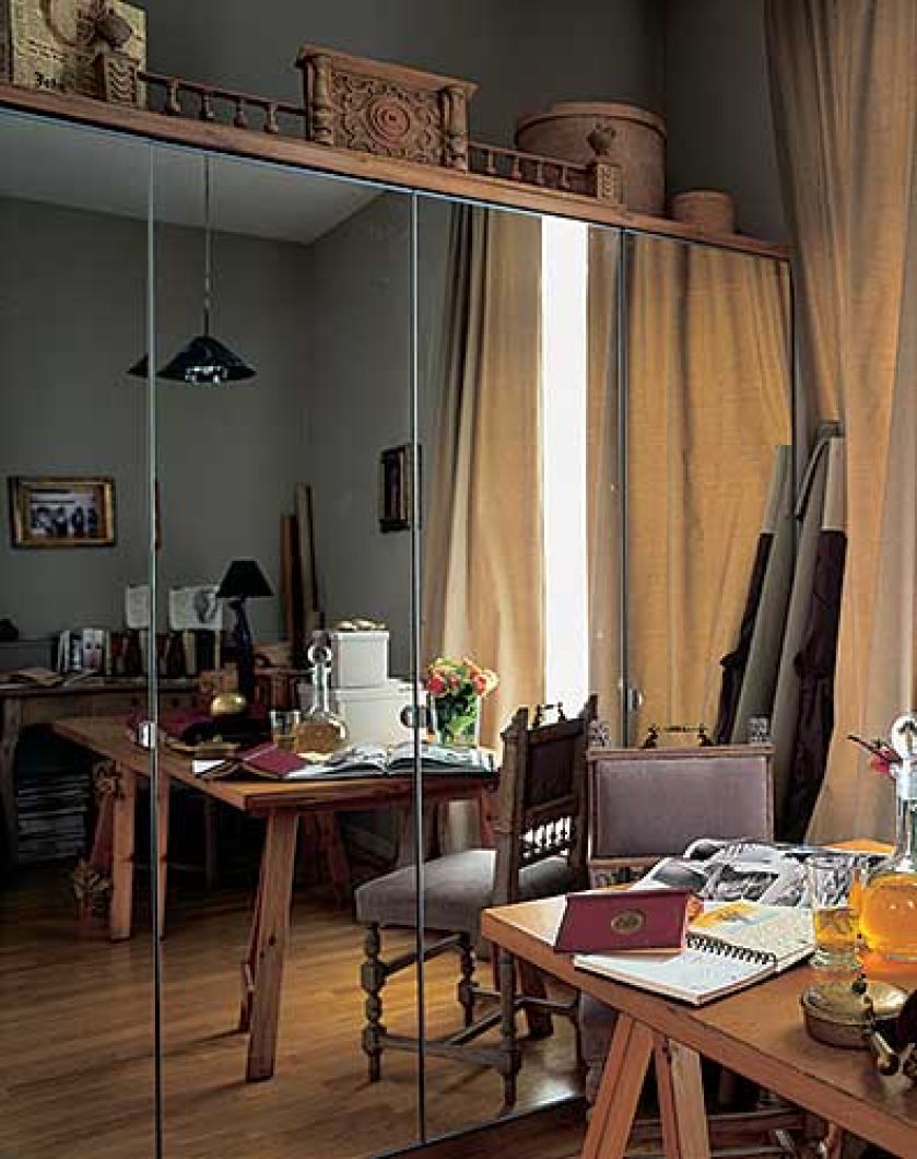 Lustra na drzwiach szafy powiększają optycznie wnętrze.