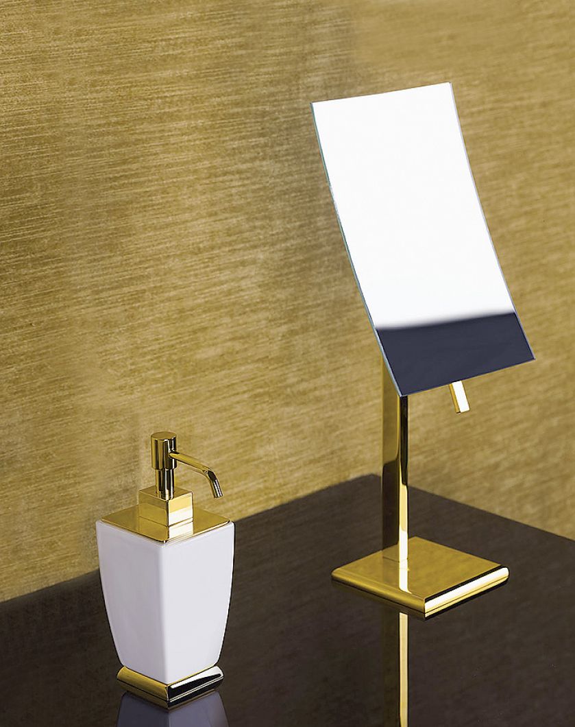Minimalizm włoskiej marki Gessi w złotym wydaniu, seria Mimi. Za pojemnik na mydło z lusterkiem zapłacimy 5035