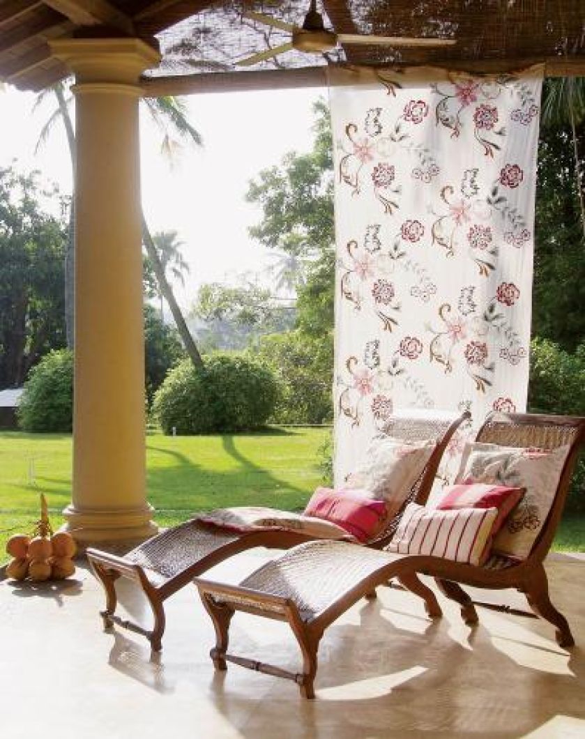 Na tak wygodnych leżakach nie może zabraknąć miękkich poduszek. Aranżacja firmy DECODORE.