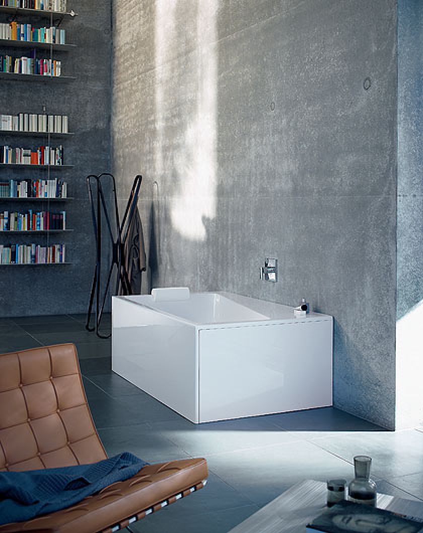 Paiova jest węższa w nogach, dzięki czemu zyskujemy półkę. Zrobiona jest z akrylu, zapłacimy za nią 10 916 zł,