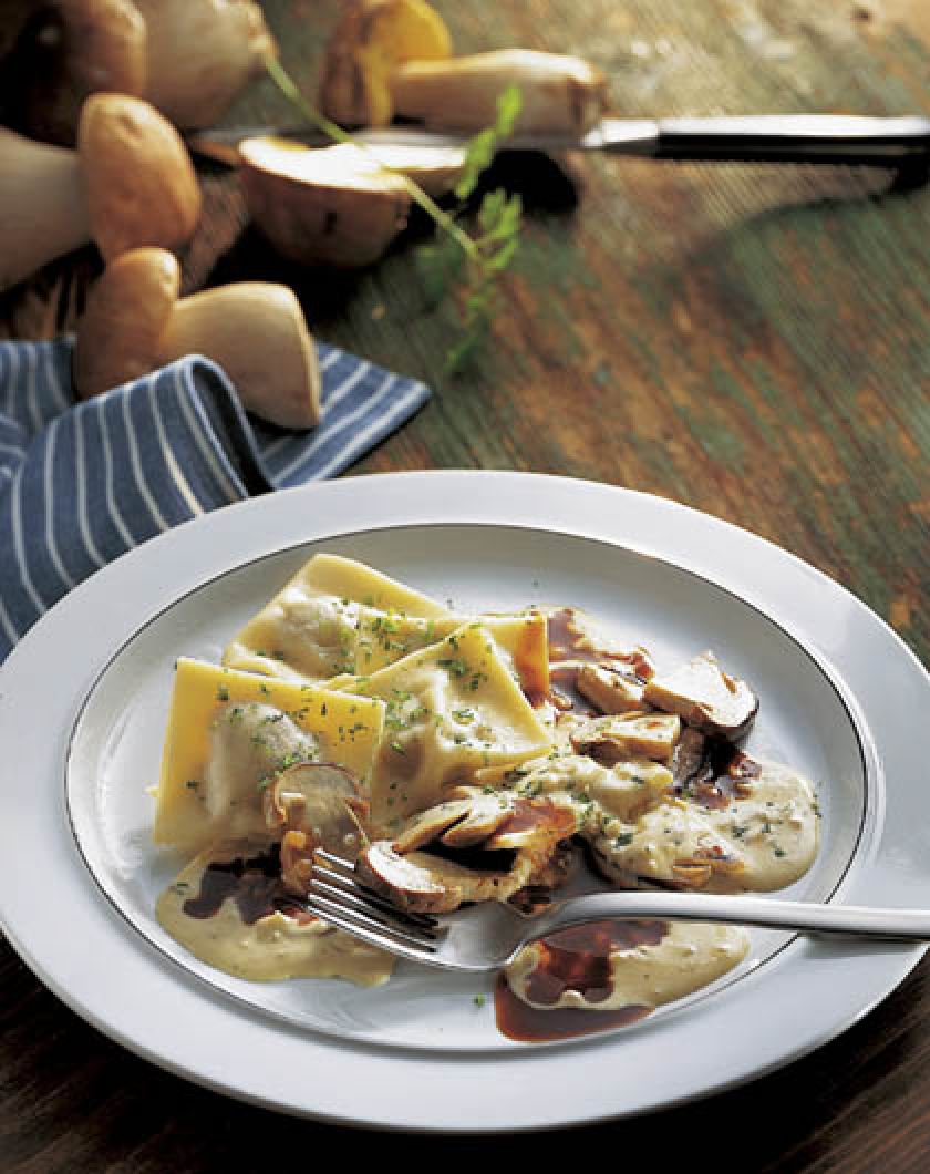 Pierożki z sarniny w sosie grzybowym.