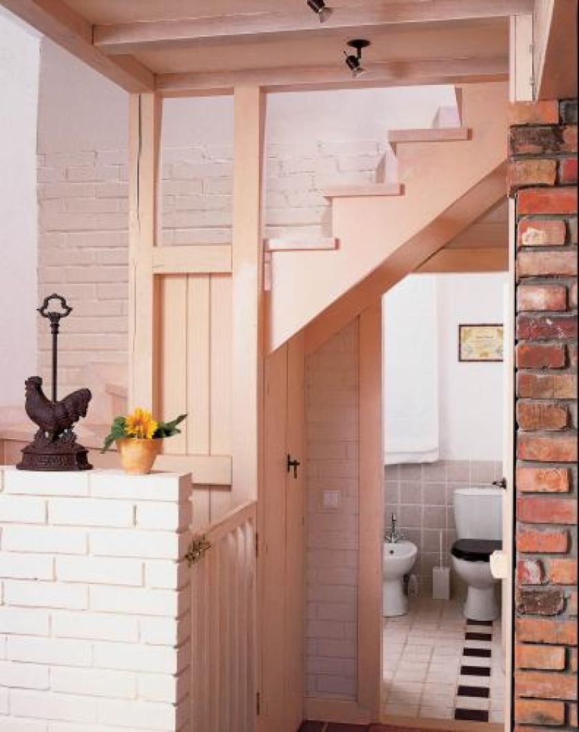 Przy schodach planowali drewnianą balustradę. Ponieważ mieli doskonałego murarza, a kiepskiego stolarza ? jest murek.