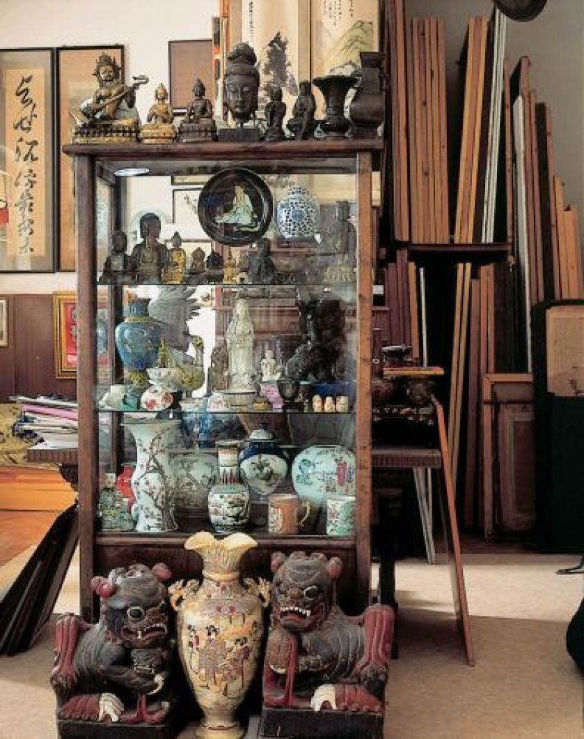 Witryna wypełniona posążki i naczyniami.