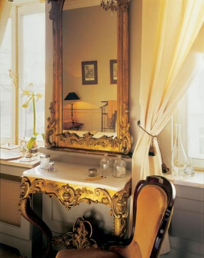 Złocona konsola i rama lustra. Tak mieszkają amatorzy antyków