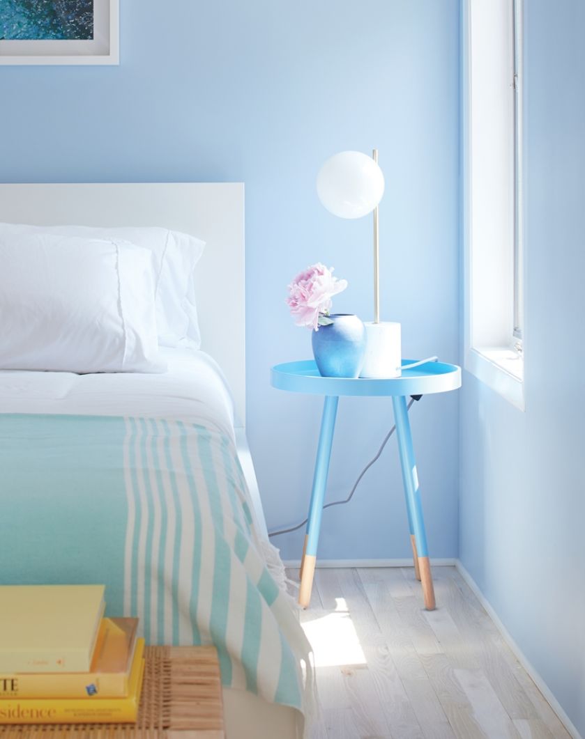 Kolor w sypialni: aranżacja w błękitach z palety Color Trends 2020 marki Benjamin Moore
