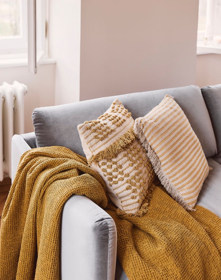 poduszki dekoracyjne i koce w kolorze musztardowym