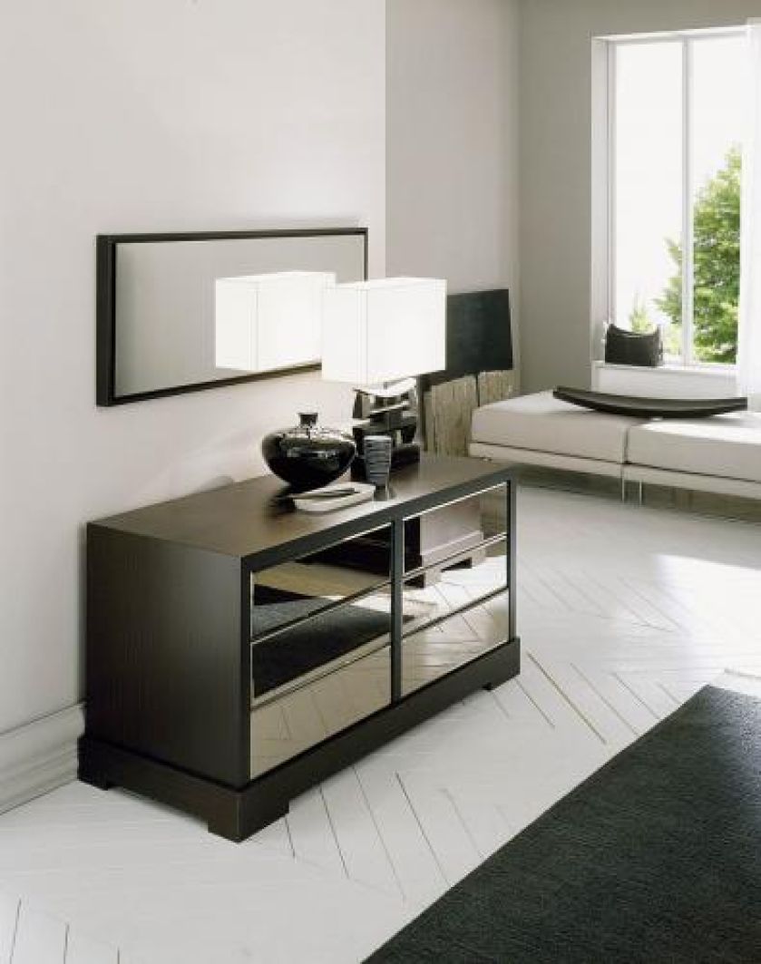 Bali firmy Fratelli ma drewniany blat i drzwiczki ze szkła lub srebra. Komoda z lustrzanym frontem kosztuje 5300 zł. MAX-FLIZ