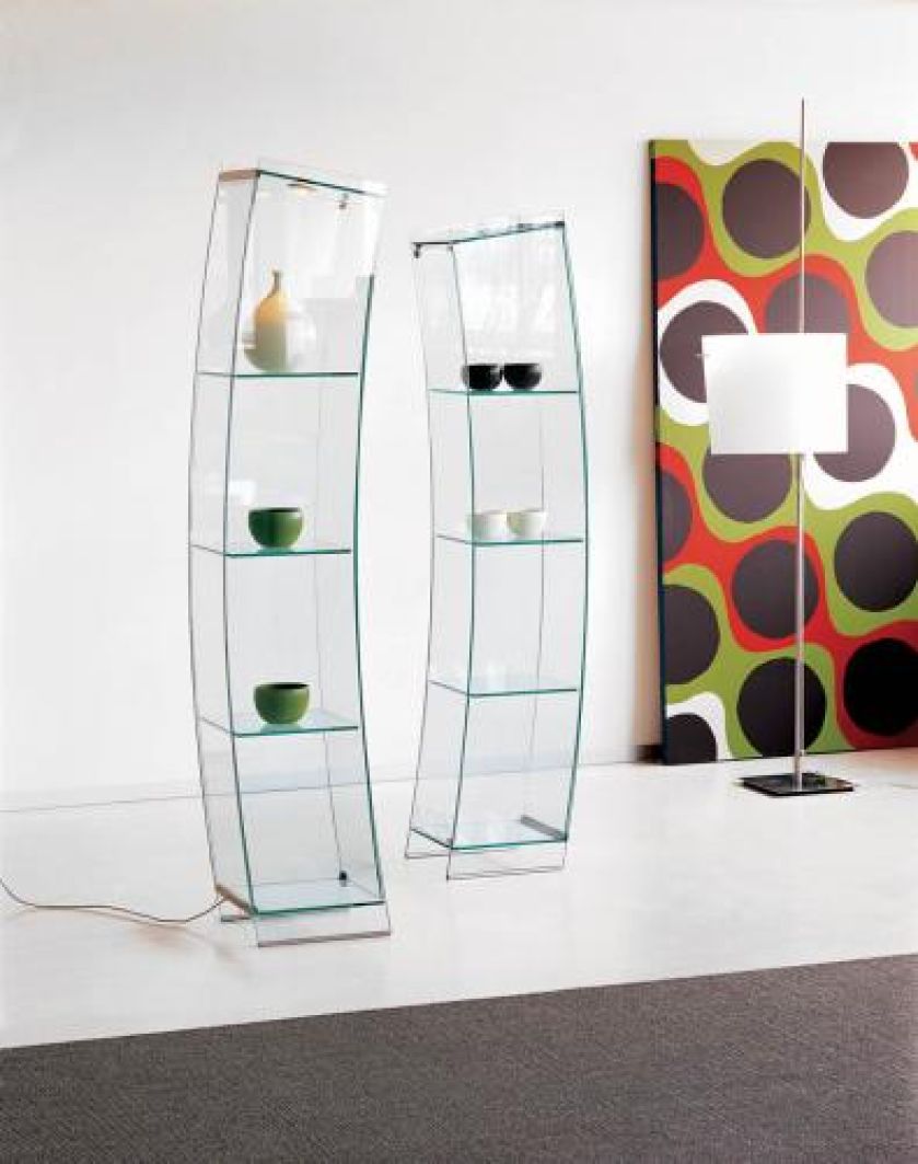 Jak rzeźba - witryny Wind z podświetlanymi półkami. CATTELAN ITALIA