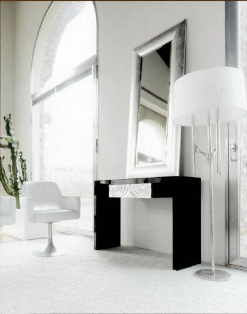 Na wysoki połysk – lakierowana konsola firmy BMB ze srebrną szufladą kosztuje 5500 zł. HEBAN