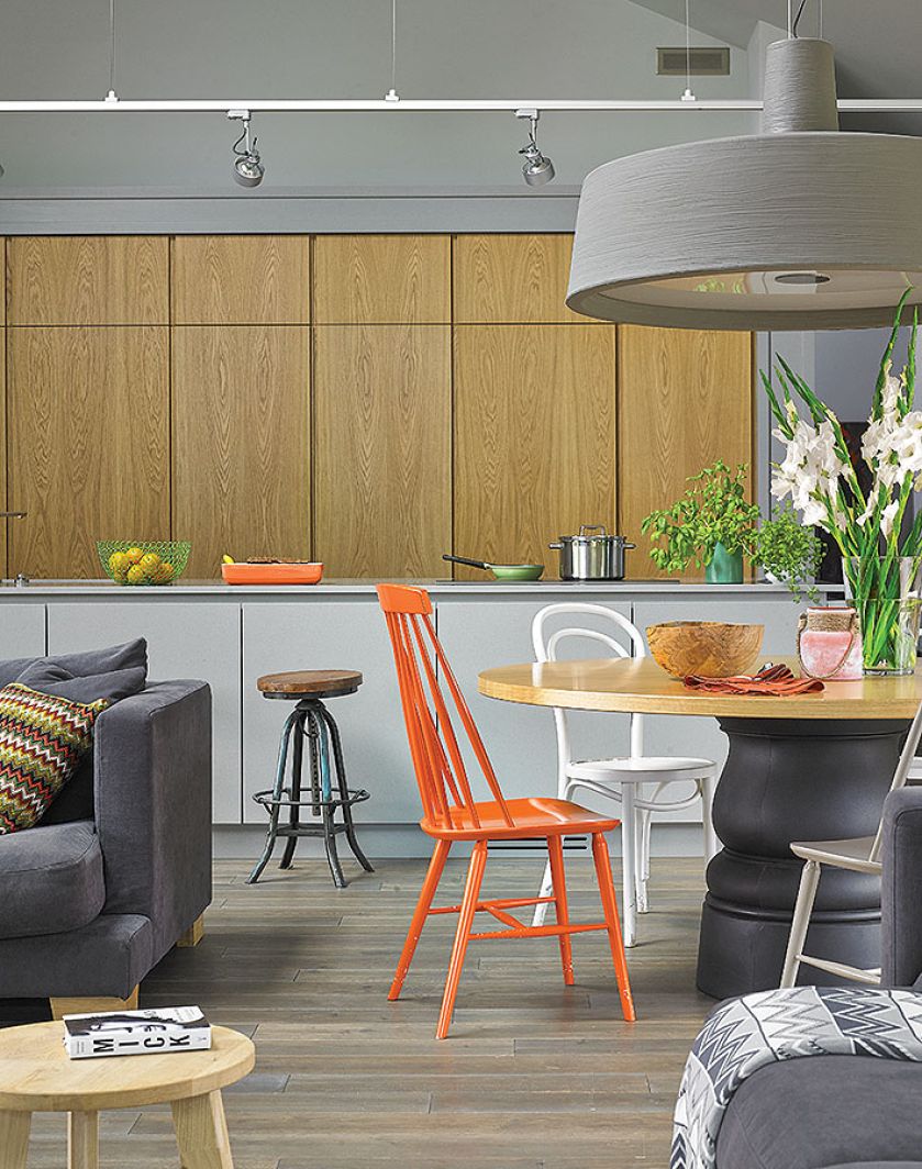 Sprzęty kuchenne ukryte są za fornirowanymi dębowym drewnem drzwiami.