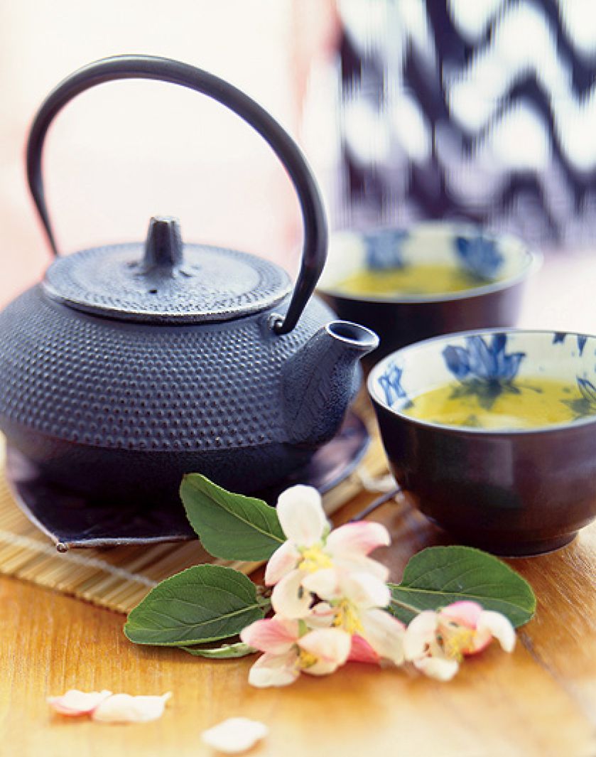 Jak przygotować herbatę brytyjską, chińską i arabską. Każda rozgrzeje w jesienne dni.