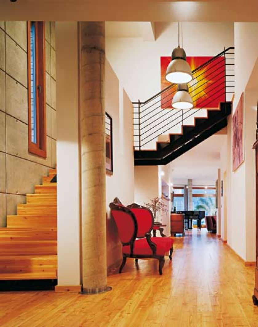 Mieszanka stylów i materiałów przynosi nieraz nadspodziewane efekty. Ciekawostką w holu jest betonowy słup, który