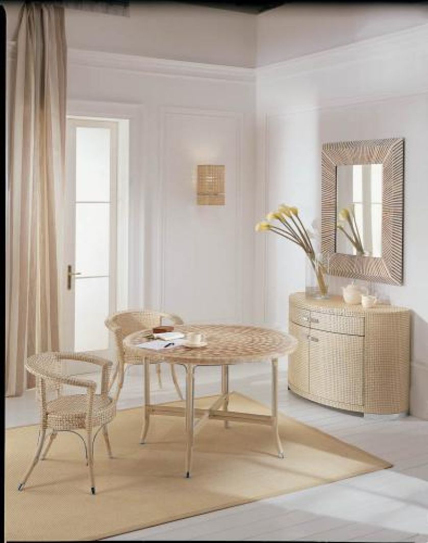 Stół Marco z blatem z kamiennej mozaiki. Cena od 1900 euro. Krzesła Linda - od 680 euro. SMANIA