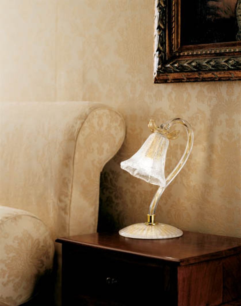 Szklany kwiat ? lampka nocna 488 firmy Gallery (od 980 zł). STUDIO ITALIA