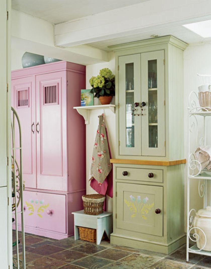 Udekorowany wzorem z szablonu. Kłujący oset