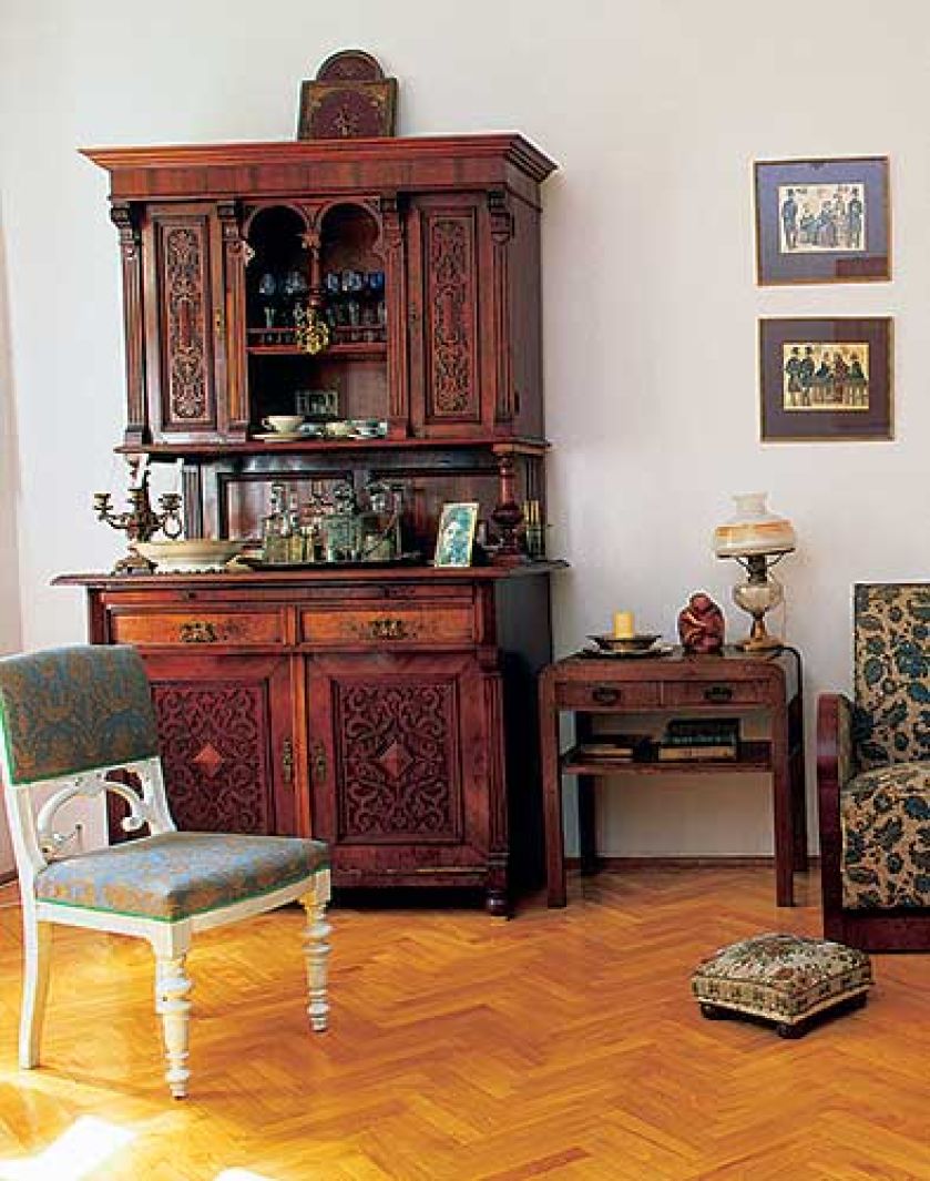 Zdobiony kredens jest ozdobą wnętrza.