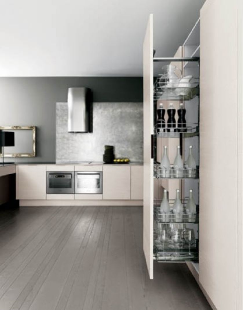 Na butelki i słoje - wysuwana wąska szafka. Kuchnia Yara. CESAR