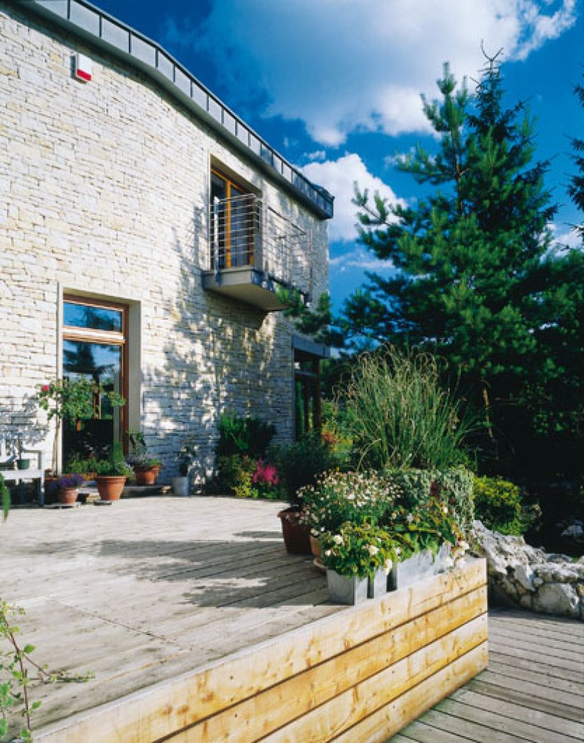 Teren obniża się od dzikiej strony ogrodu, dlatego taras został nieco podniesiony. To idealne miejsce