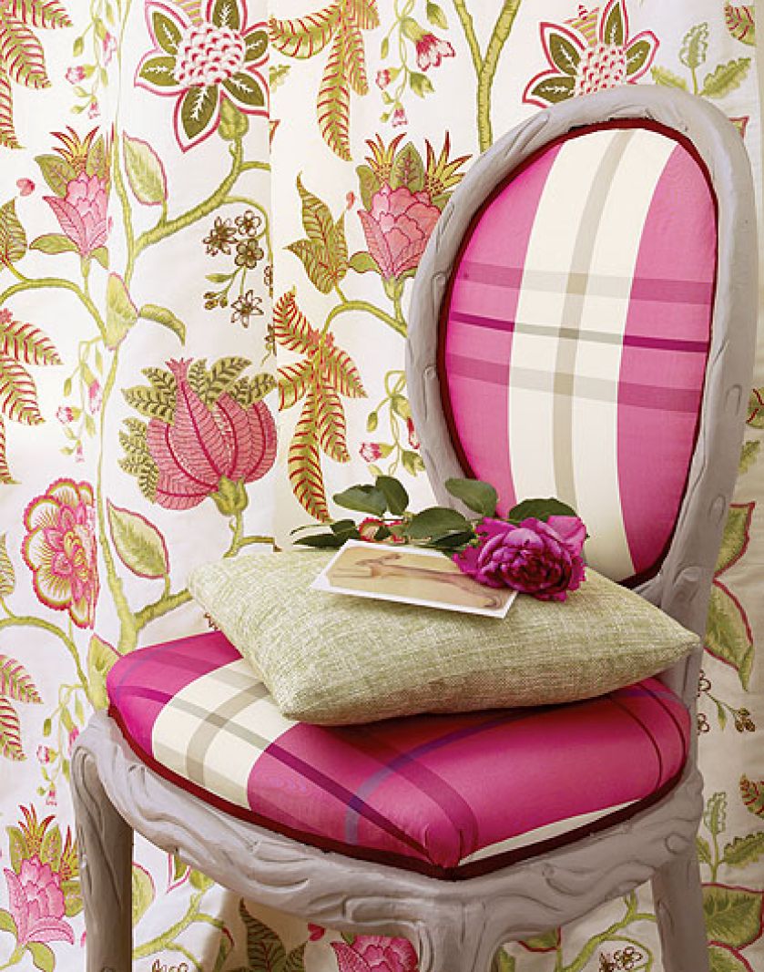 Zasłony Aurore (921 zł/m), obicie krzesła Gaspard (495 zł/m). IMPRESJE HOME COLLECTION