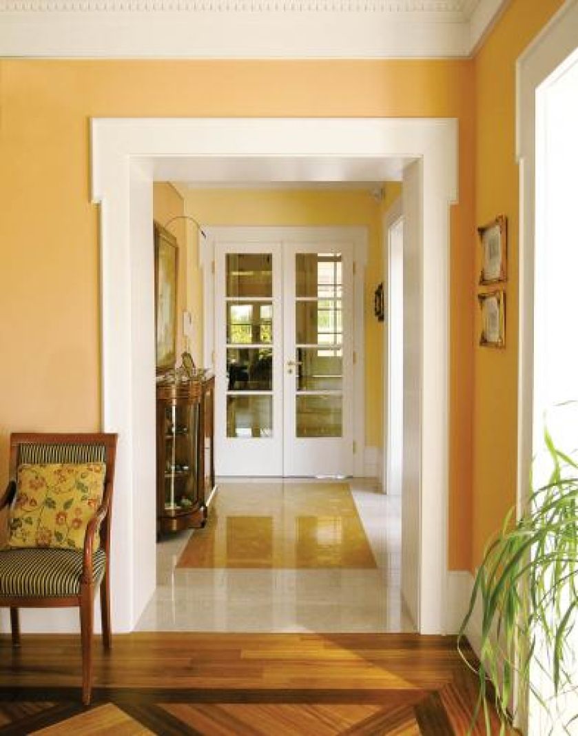 Eleganckie sosnowe drzwi obłożono twardą i bardzo wytrzymałą płytą HDF, dzięki której powierzchnia jest jeszcze