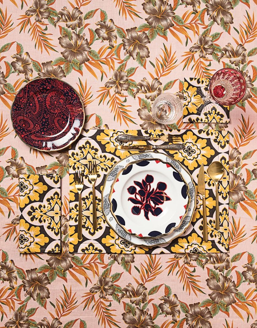 obrus i porcelana w kwiaty