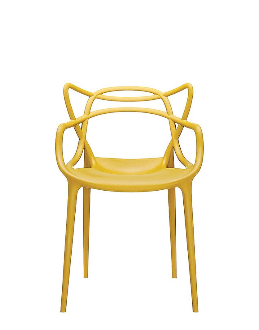 MASTERS Philippe’a Starcka jest hybrydą trzech krzeseł uznawanych za ikony dizajnu, stworzonych przez Arne Jacobsena,