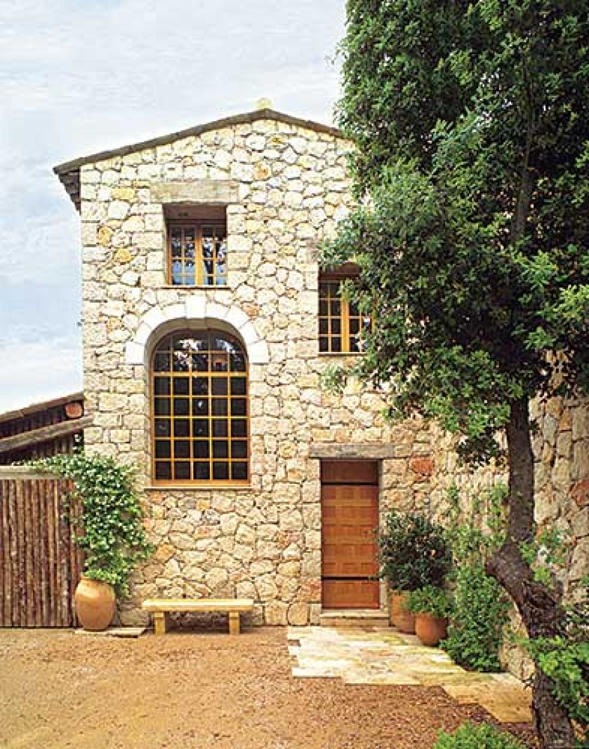 Piękny kamienny dom. Kamień i drewno w jednym domu