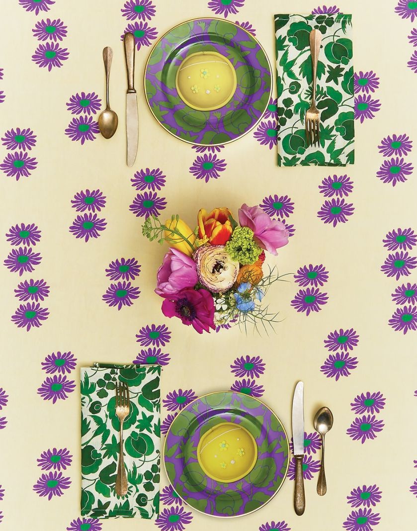 kolorowy obrus i kolorowa porcelana