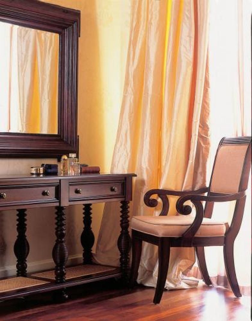 Toaletka - nad konsolą powieszono lustro.