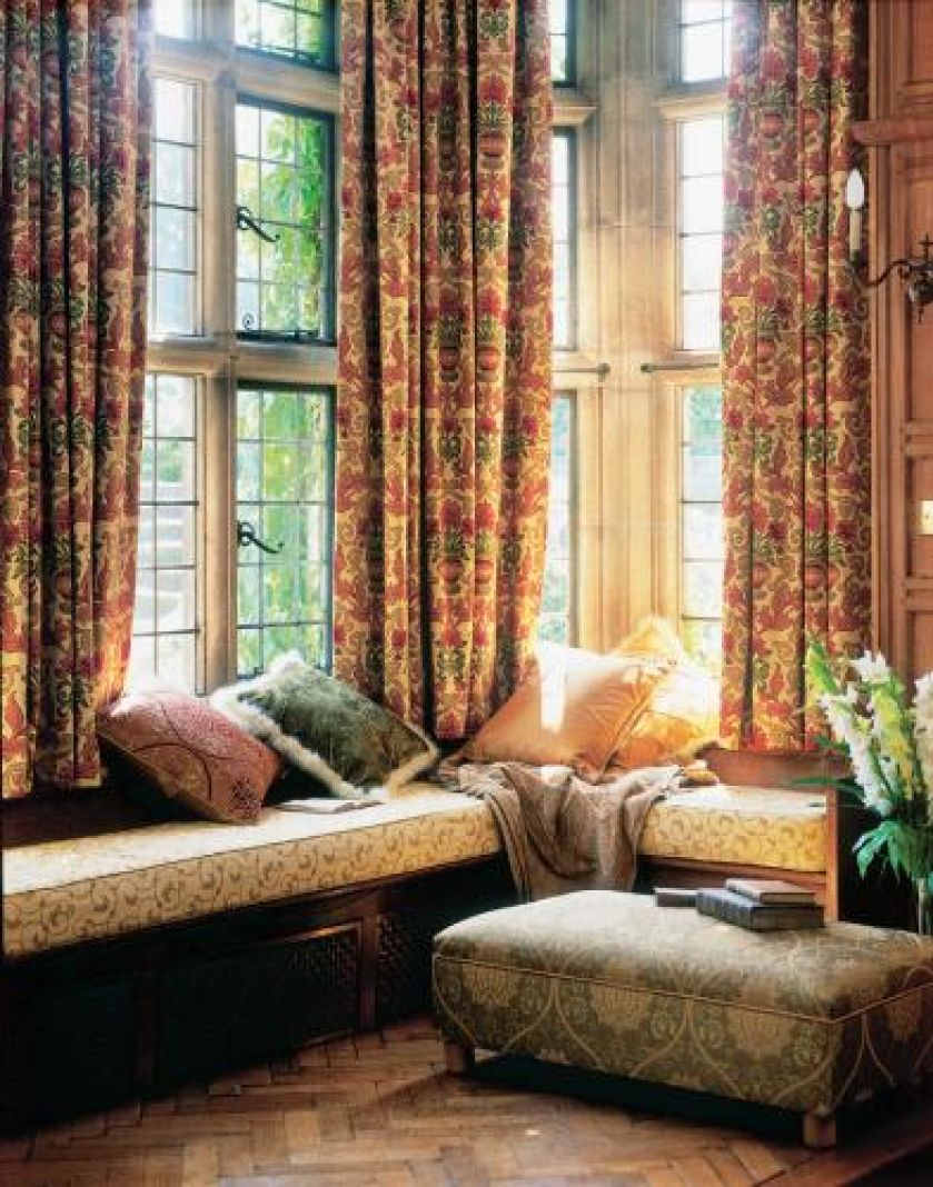 Wysokie narożnikowe okna z tradycyjnymi szprosami najlepiej pasują do pałacowych wnętrz. Aranżacja DECODORE