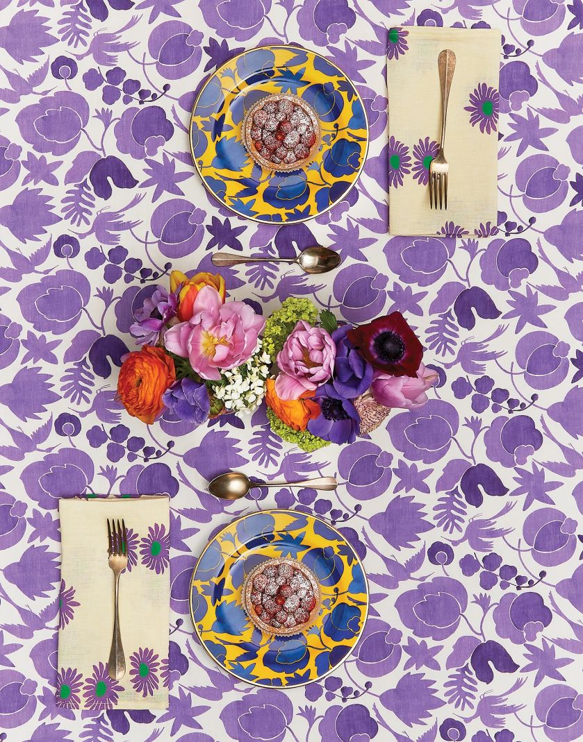 obrus i porcelana w kwiaty
