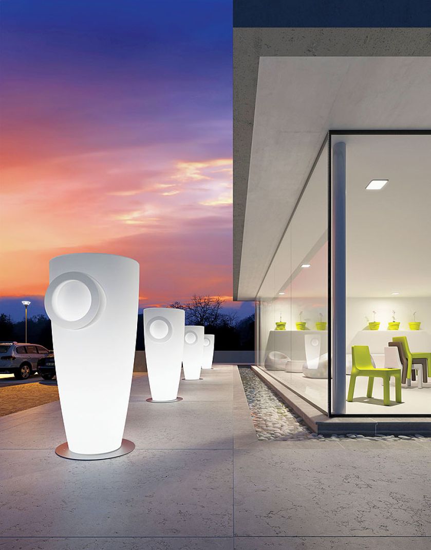 Współczesna amfora: boczne kręgi idealnie pozwalajązestawić wazony.