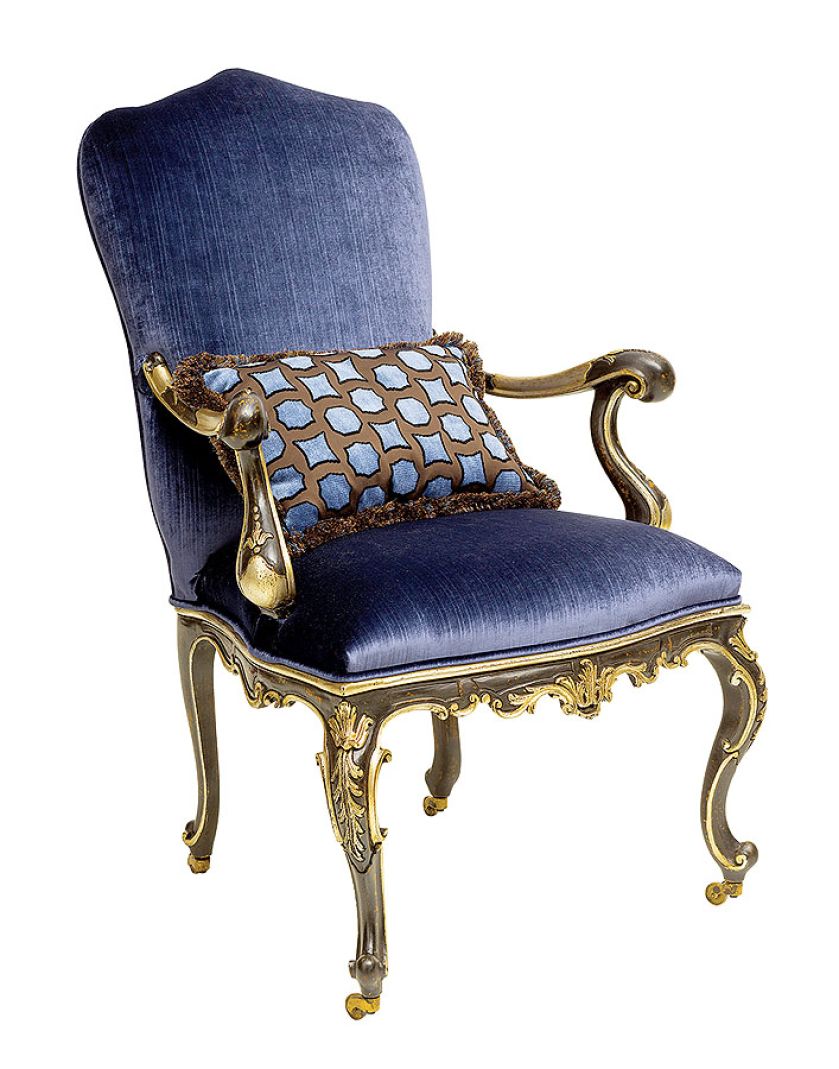 Fotel stylizowany na XVIII-wieczny mebel.