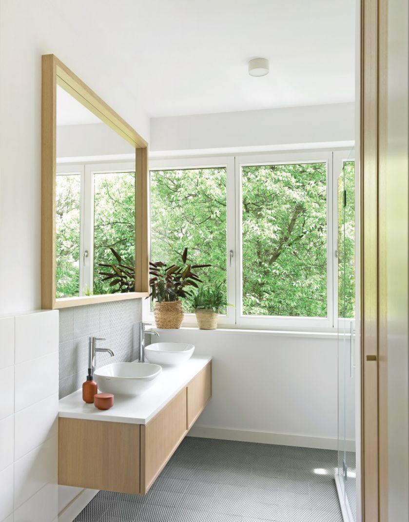 biała łazienka z jasnym drewnem