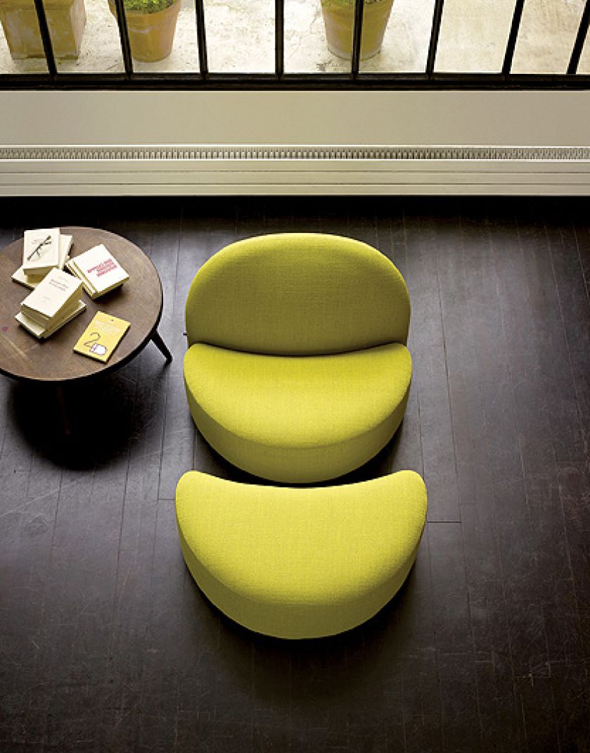 Fotel i podnóżek z kolekcji Elysee mogą być w wełnie, welurze lub skórze. Cena kompletu na zdjęciu - od