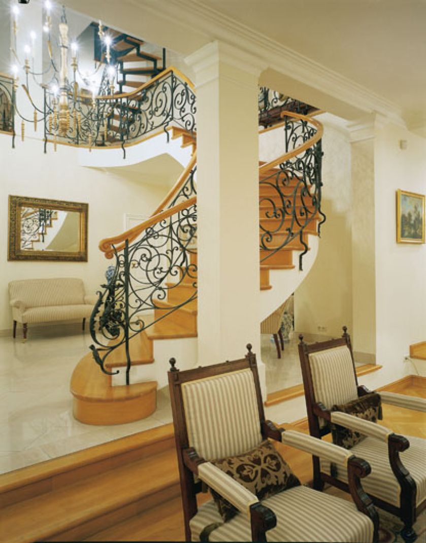 Gospodarze nie upierali się przy oryginalnych meblach z epoki, dlatego większość z nich to kopie.