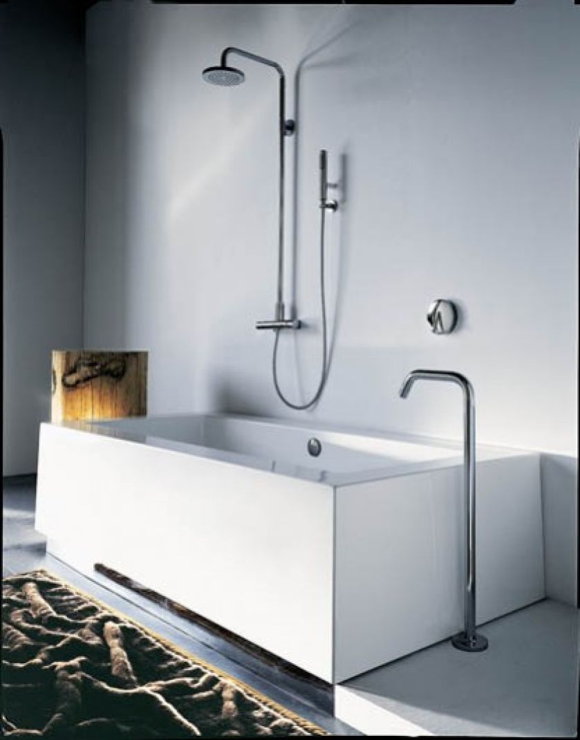 Kolumna natryskowa Isy z naścienną baterią termostatyczną, głowicą i słuchawką (9421 zł) oraz bateria wannowa