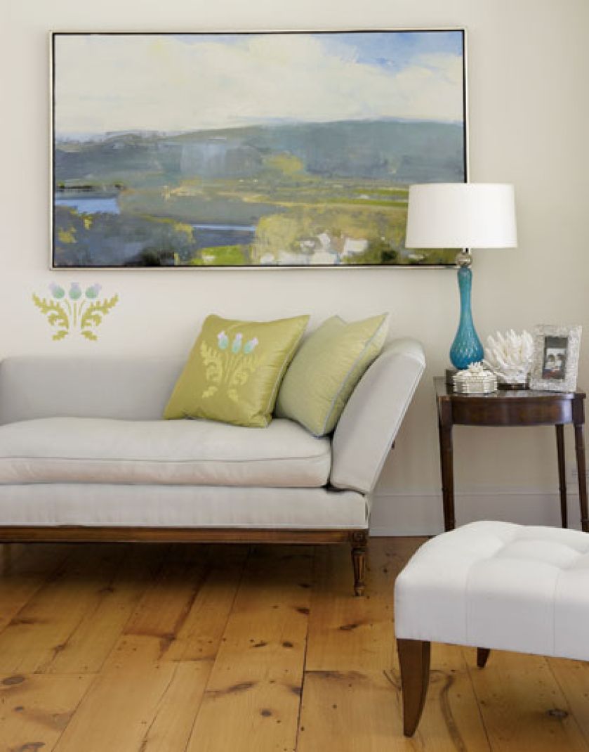 Wzór na ścianie i na poduszce. Kłujący oset