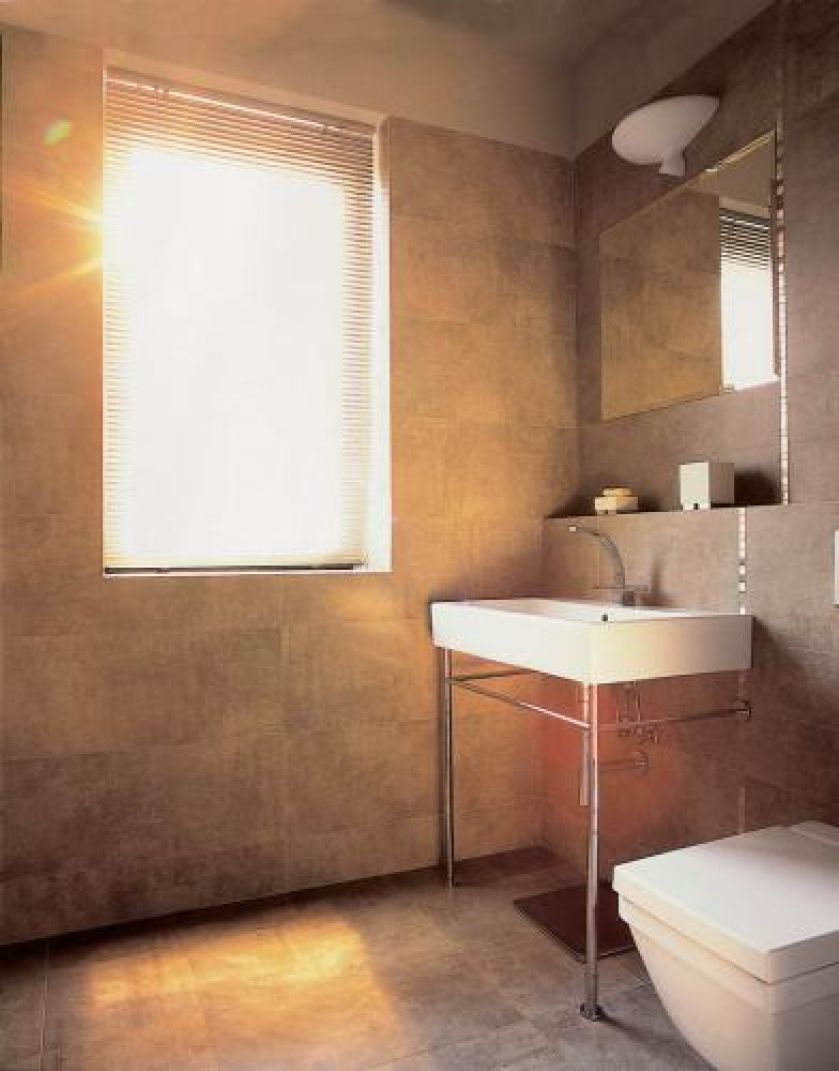 Ascetycznie - szare, przypominające beton płytki i prosta forma ceramiki.