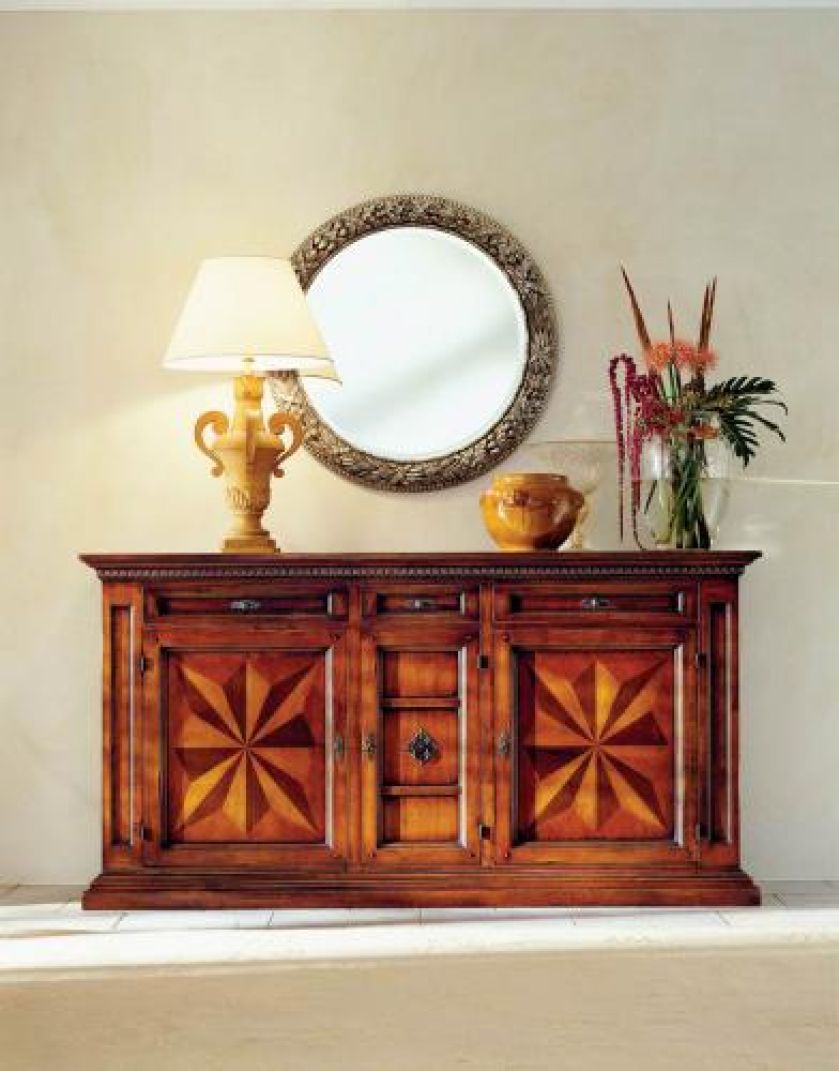 Kolekcja Palazzo Pitti – intarsję w kształcie gwiazdy wykonano z drewna orzechowego i klonowego. Cena – 4490 euro. SANIMEX