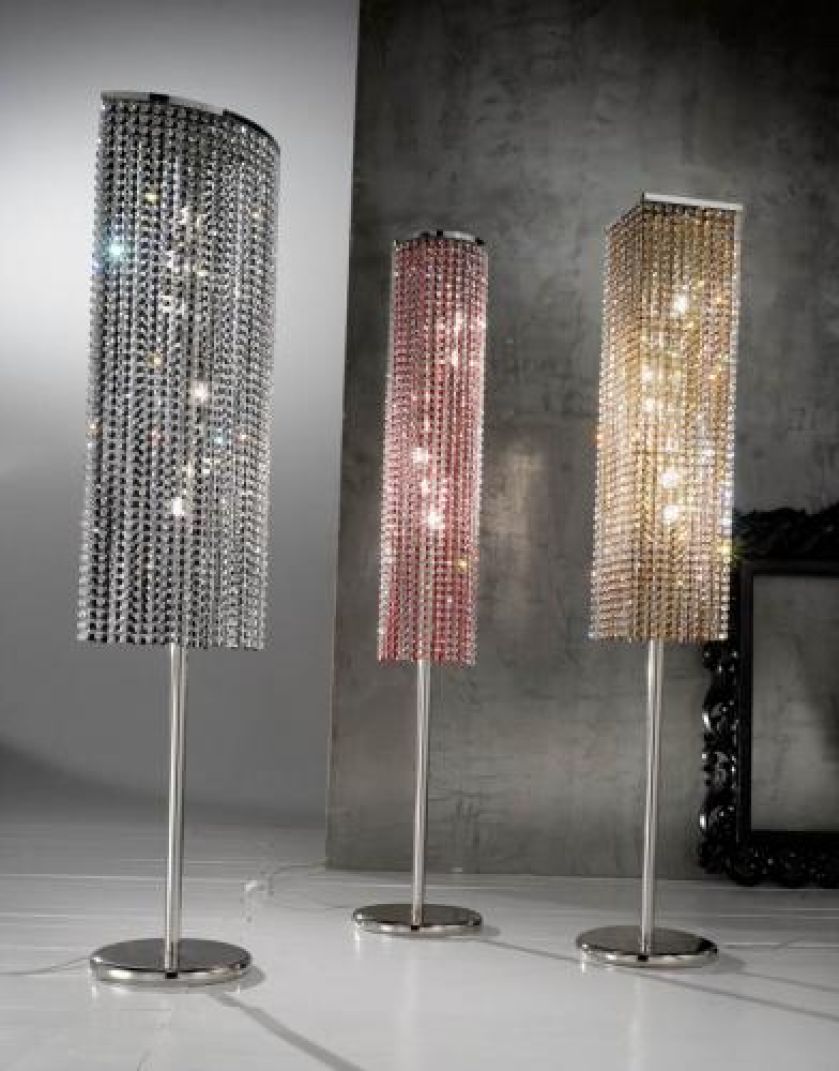 Marka Voltolina proponuje lampę Rainbow. Kryształki mogą być czerwone, bursztynowe albo czarne. Cena – 1084 euro netto. HEBAN