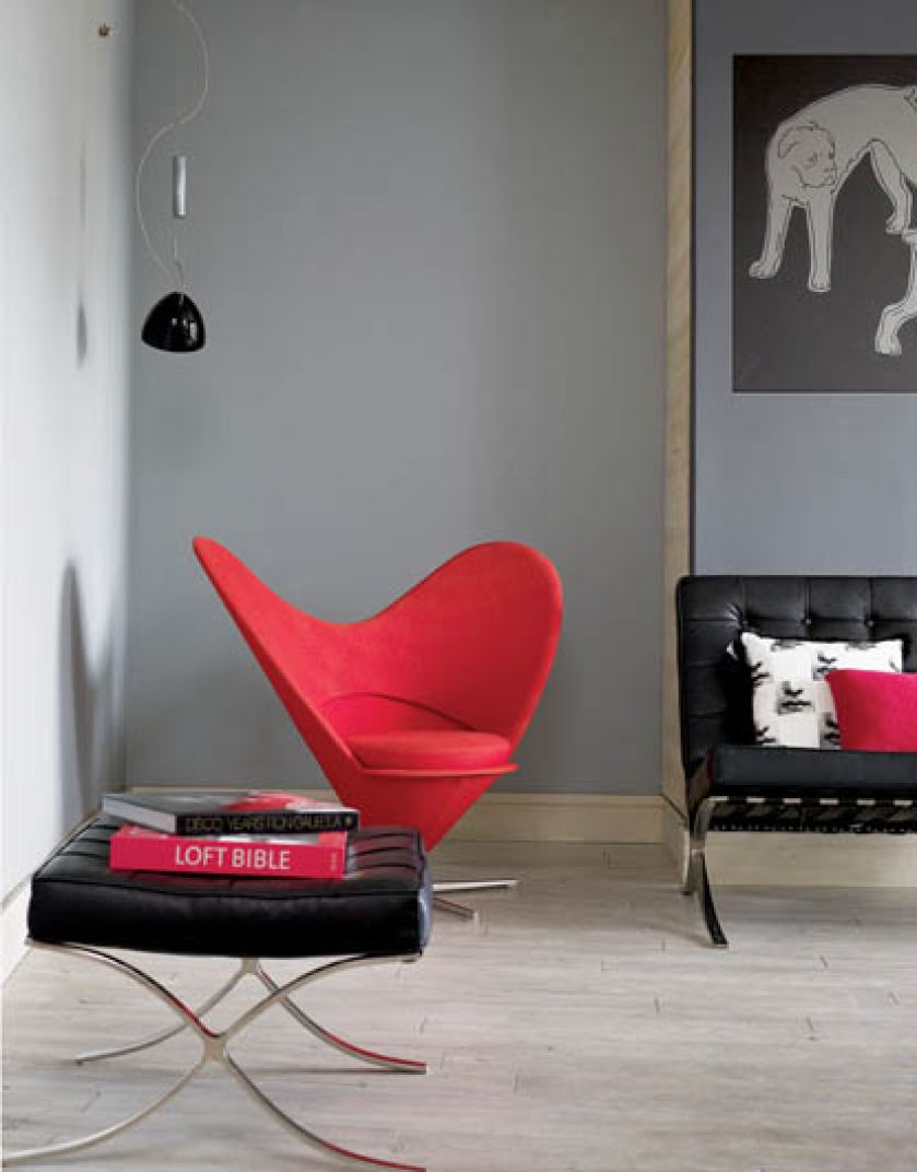Salon minimalistyczny: szare ściany, kolorowe dodatki, jasny stół i duże balkonowe okna powodują, że 44-metrowe mieszkanie wcale nie wydaje się takie małe.